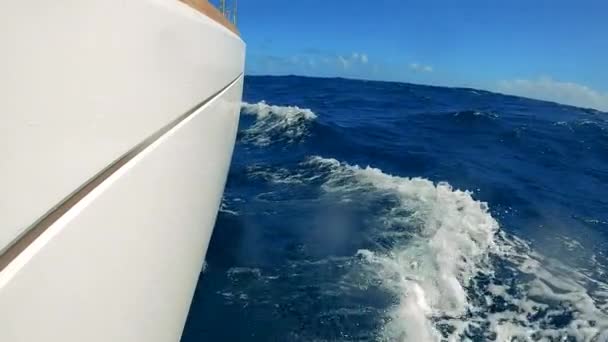 Bílé lodě na palubě a modré oceánské vody - Záběry, video