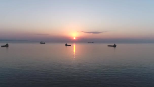 Gemiler açık denizde demirliyor, güneş doğarken Limasol, Kıbrıs yakınlarında sakin bir deniz manzarası var. - Video, Çekim