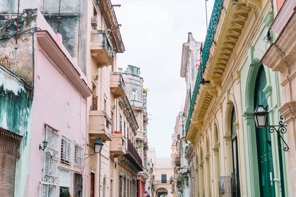 Authentische Ansicht einer Straße im alten Havanna mit alten Gebäuden und Autos - Foto, Bild