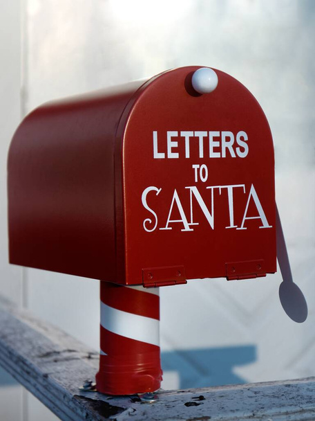 サンタクロースにクリスマスリストを送るために子供たちに開かれた「サンタへの手紙」という名前の明るい赤いメールボックス. - 写真・画像