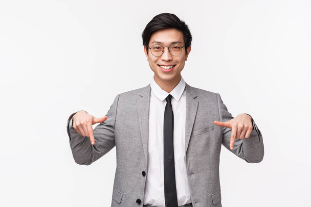 Pas-up portrét úspěšného chytrý a profesionální mladý asijský muž office manager, podnikatel představit projekt nebo prezentaci, poradenství klikněte na odkaz, ukazující prsty dolů, usmívající se fotoaparát - Fotografie, Obrázek