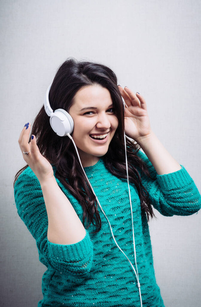 girl listening to music on headphones - Фото, зображення