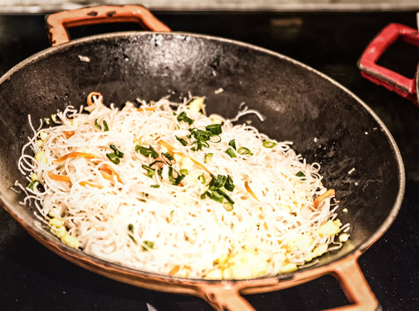Closeup de macarrão frito chinês em exposição em um buffet de restaurante do hotel
 - Foto, Imagem