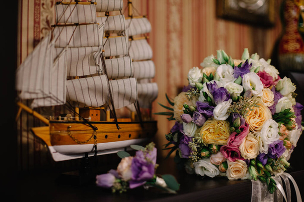 Hochzeitsstrauß auf dem Deck des Schiffes - Foto, Bild
