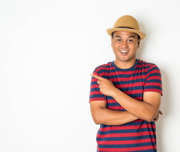 Portrait d'un homme asiatique âgé de 27 à 35 ans qui apprécie actuellement Exaltante Et pointant du doigt dans l'espace vide exprimer la joie et le bonheur
 - Photo, image
