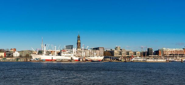 Panorama / Skyline portu w Hamburgu z przeciwnej strony rzeki Łaby z Michel kościoła, wieży telewizyjnej i statku muzeum Cap San Diego - Zdjęcie, obraz