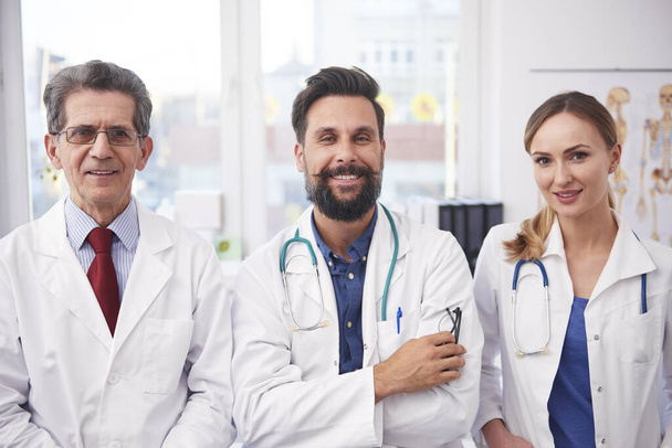 Portrait de trois médecins avec un sourire sur le visage
 - Photo, image