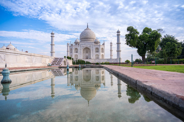 プール、アグラ、インドの水に反映タージ・マハル記念碑の朝の景色 - 写真・画像