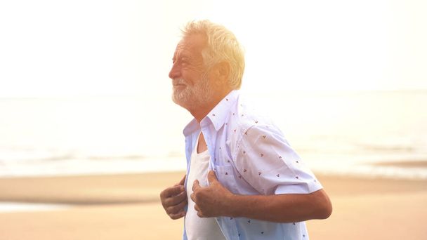Kumsaldaki mutlu kıdemli adam - Fotoğraf, Görsel