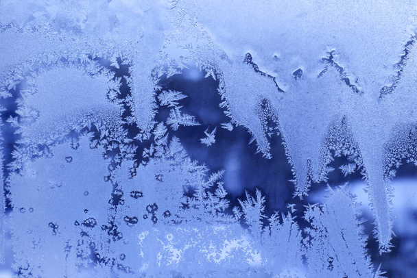 美しい氷のパターンを持つ氷の窓ガラス、閉じる自然冬のテクスチャ - 写真・画像