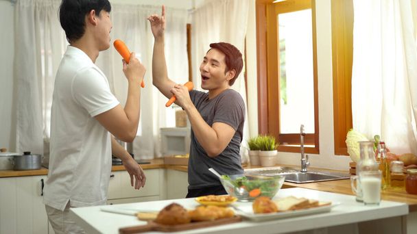 Азійська пара гомосексуалів готує їжу разом на кухні. - Фото, зображення