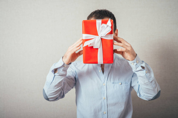 Businessman hold with gift box - Zdjęcie, obraz