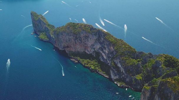 熱帯ターコイズブルーの水の空中ドローンビューマヤ湾と石灰岩の崖,ピピ島,タイ - 写真・画像