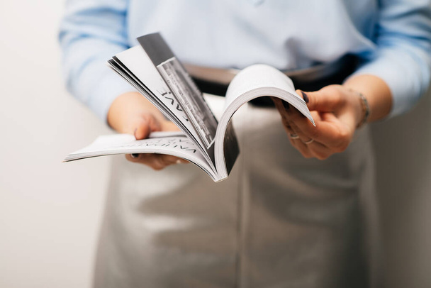 Дівчинка читає журнал. Ізольовані на білому тлі
 - Фото, зображення