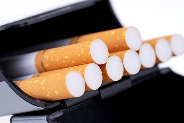 Сигарети ізольовані на білому. Припинити курити концепції
 - Фото, зображення