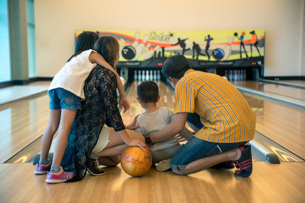 Mladá rodina baví bowling v bowling klubu - Fotografie, Obrázek