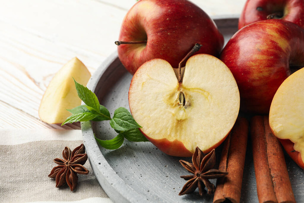 リンゴとシナモンでトレイ、木製の背景にタオル、クローズアップ - 写真・画像