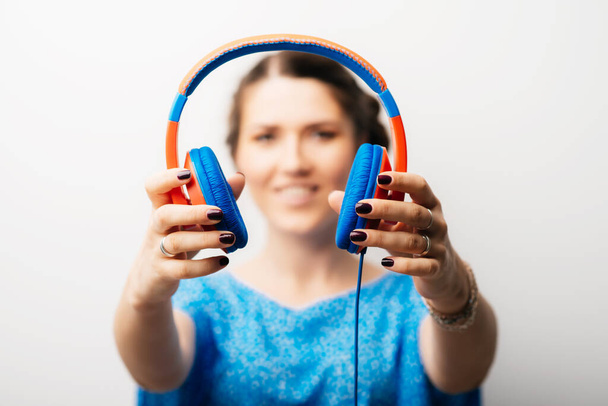 girl listening to music on headphones - Φωτογραφία, εικόνα
