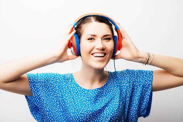 girl listening to music on headphones - Fotoğraf, Görsel
