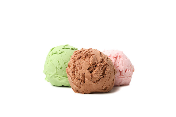 шарики мороженого изолированы на белом фоне - Фото, изображение