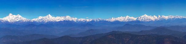 Panoraamanäkymät koko Kumaon Himalaya sarjaan merkittäviä huiput ovat Trishul, Nanda Devi, Nanda Kot, Panchuli nähtynä Binsar Uttarakhand
. - Valokuva, kuva
