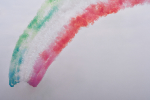 Frecce Tricolore laat groene witte en rode rook in de lucht om een halve cirkel te vormen - Foto, afbeelding