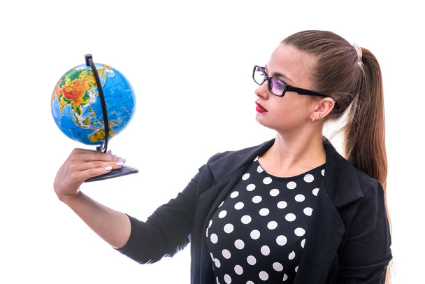vrouw in pak houden globe geïsoleerd op wit - Foto, afbeelding