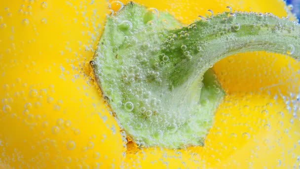 Macro zoete gele peper. close-up. Macro shot in water onder water, rijpe sappige groente - Video