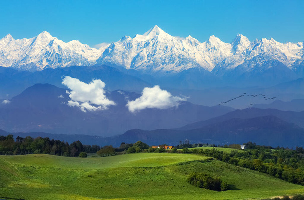 Garhwal catena montuosa dell'Himalaya con paesaggio panoramico a Binsar, una popolare stazione collinare a Uttarakhand, India
 - Foto, immagini