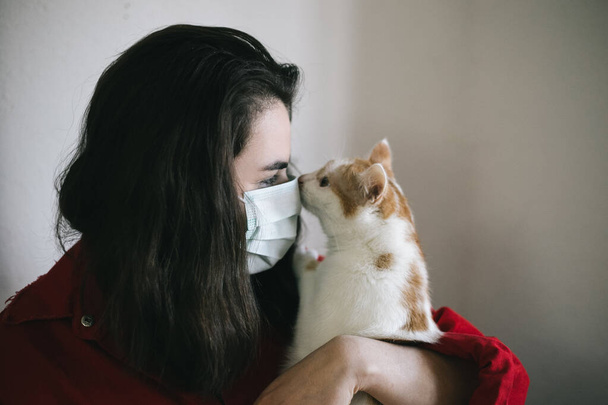 Девушка в медицинской маске с котом
 - Фото, изображение