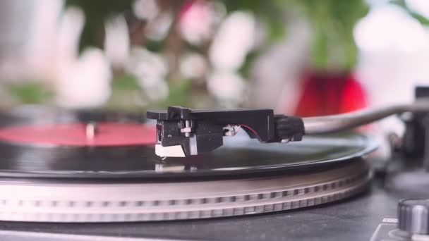 Platenspeler, retro stijl. draaitafel spelen van een track met vinyl. - Video