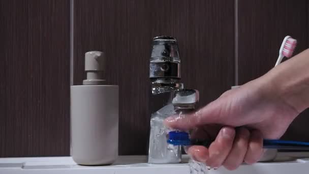 Close-up der Hände Putzen Bürste nach dem Zähneputzen. Mundhygiene - Filmmaterial, Video