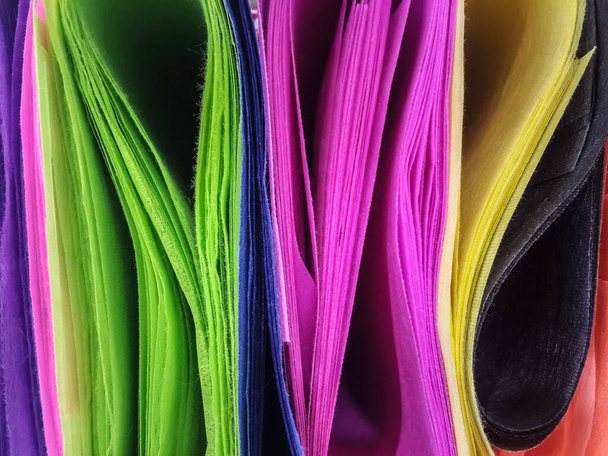 Крупним планом кольорова текстура рулону паперу. Абстрактний фон з простором для копіювання
 - Фото, зображення
