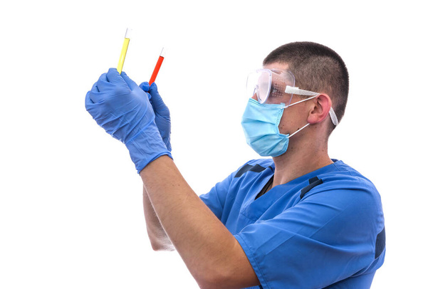 Laboratorní asistent vypadat barvu kapaliny ve zkumavky - Fotografie, Obrázek