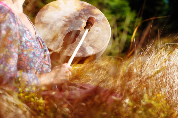 chaman cadre tambour dans la main femme dans la nature
 - Photo, image