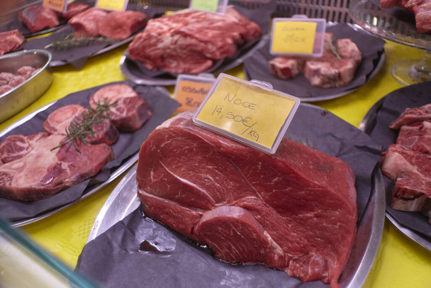 Various Meat cuts exposed in the butchery fridge counter - Foto, Imagen