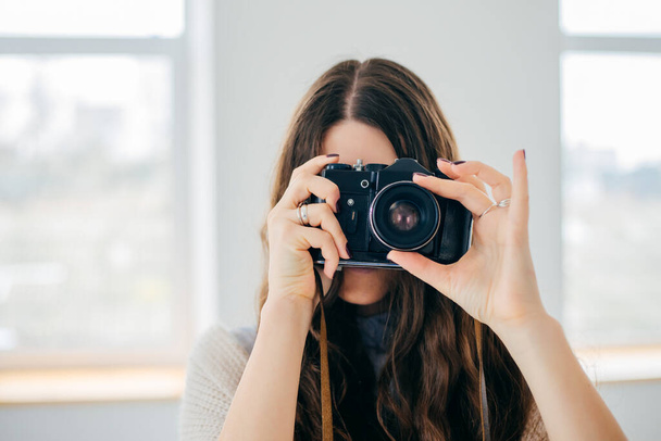 Close-up portrait of a  girl with a photocamera - Foto, Imagem
