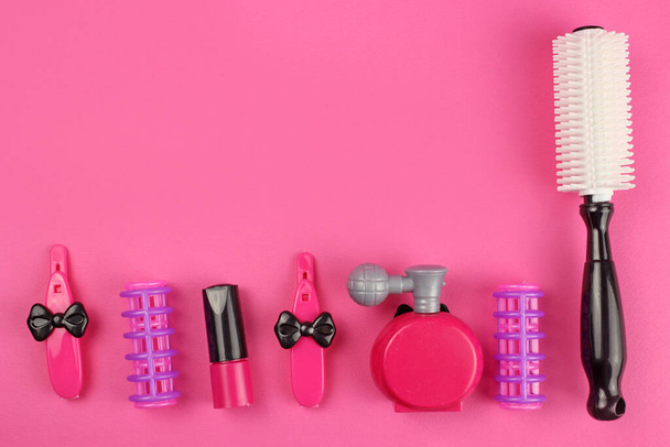 Gyermek játékszer-kozmetika, fodrászkészlet, rózsaszínű háttérrel, másoló felülettel - Fotó, kép