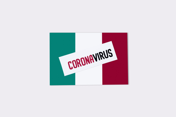 pohled shora na kartu s nápisem koronaviru na italské vlajce izolované na bílém  - Fotografie, Obrázek