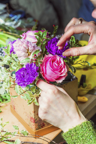 Florist at work makes the composition of colors in a gift box - 写真・画像