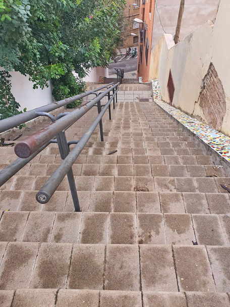 Barselona 'da yağmurdan sonra dar merdivenleri izle - Fotoğraf, Görsel