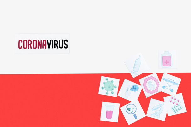 bovenaanzicht van coronavirus letters in de buurt van getekende medische foto 's op polijstvlag - Foto, afbeelding