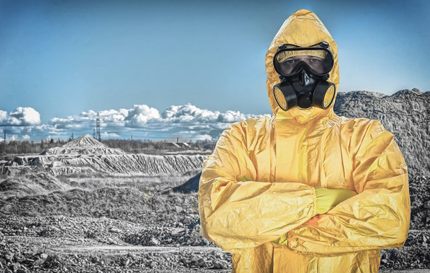 Работник защитного химического костюма над горами
. - Фото, изображение