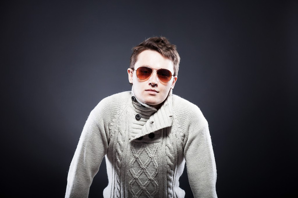 Man in white sweater and sunglasses - Foto, afbeelding