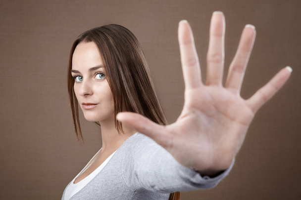 Mujer dando señal de parada de mano
 - Foto, imagen