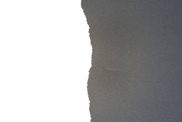 黒を基調とした半分裂けた白い紙 - 写真・画像