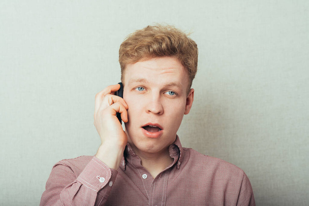 casual young man talking on the phone - Fotoğraf, Görsel