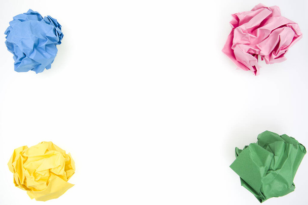 Buruşmuş kağıt top, köşelerde farklı renkte top. kavram fikri - Fotoğraf, Görsel