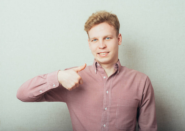 Young man posing on studio - Fotoğraf, Görsel