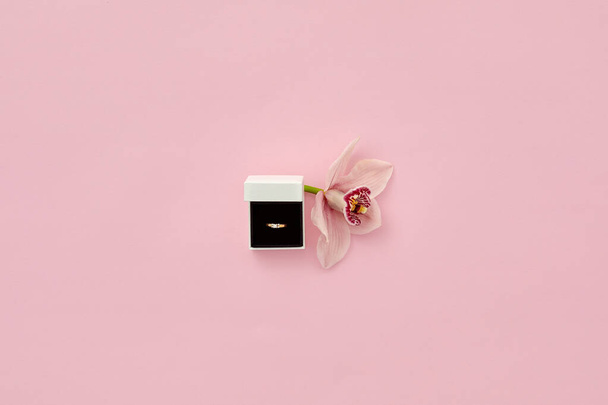 Pink box for an engagement ring - Fotoğraf, Görsel